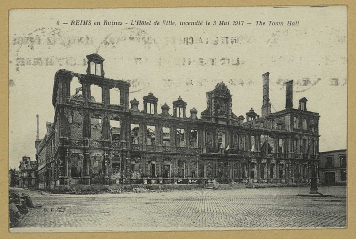 REIMS. 6. Reims en ruines - L'Hôtel de Ville, incendié le 3 mai 1917 - The Town Hall / B.F.
(75 - ParisCatala frères).1938