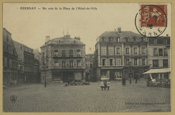 ÉPERNAY. Un coin de la place de l'Hôtel de Ville. Édition des Comptoirs Français. [vers 1908] 