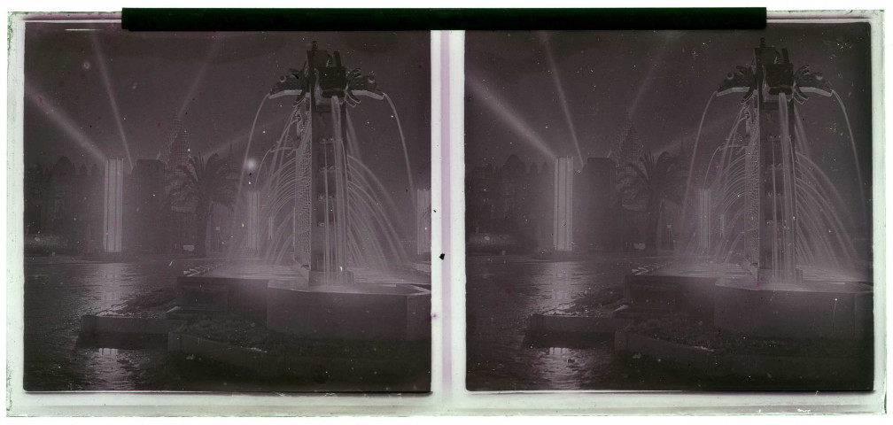 Exposition coloniale 1931. Attraction lumineuse nocturne : jet d'eau.