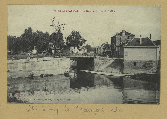 VITRY-LE-FRANÇOIS. Le canal et le pont de Châlons / A. B. et Cie, photographe à Nancy. Édition A. Simonis Vitry-le-François. [vers 1908] 