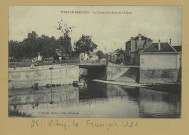 VITRY-LE-FRANÇOIS. Le canal et le pont de Châlons / A. B. et Cie, photographe à Nancy.
Édition A. SimonisVitry-le-François.[vers 1908]