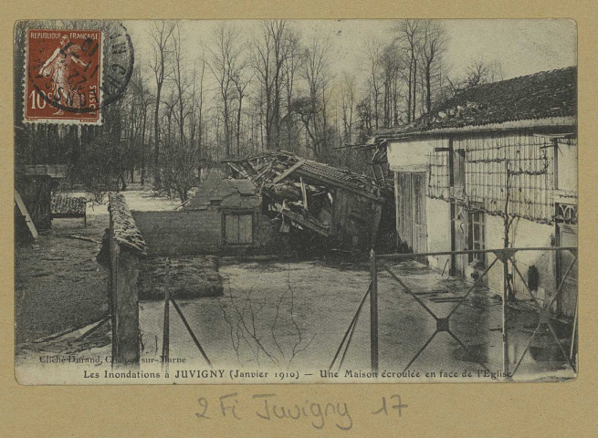 JUVIGNY. Les Inondations à Juvigny (janvier 1910). Une Maison écroulée en face de l'Église / Durand, photographe.