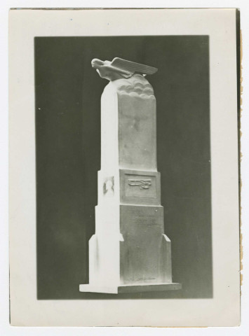 1939. Monument à la gloire d'Henry Farman par G. Paulin, élevé en 1939 au carrefour de la voie romaine et de la route de Bouy. Mr et Mme Farman au cours de la manifestation aérienne de l'après-midi. 2 juillet 1939