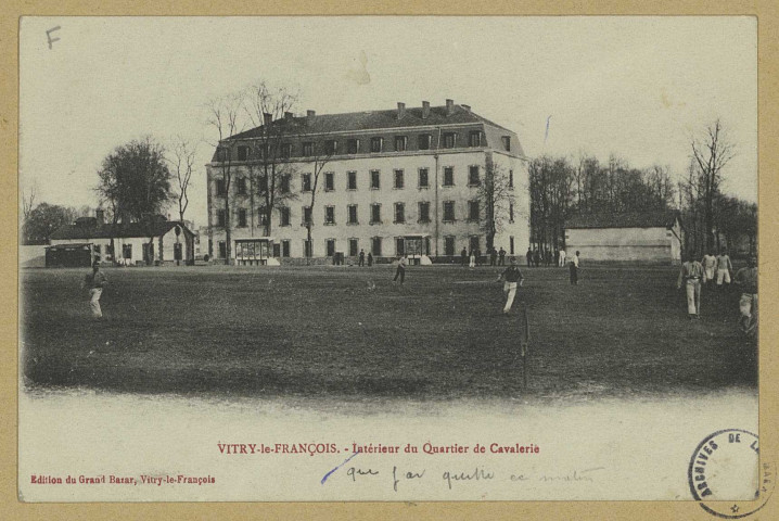 VITRY-LE-FRANÇOIS. Intérieur du Quartier de Cavalerie. Vitry-le-François Édition du Grand Bazar . Sans date 