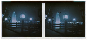 Exposition coloniale 1931. Attraction lumineuse nocturne : jet d'eau.