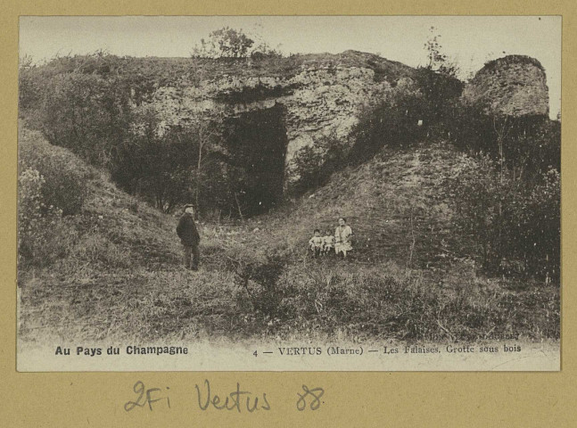 VERTUS. Au Pays du champagne-4. Vertus (Marne). Les falaises ; grotte sous-bois.
Édition Vve Doublet (imp. A. D. I. A.Nice).[vers 1925]