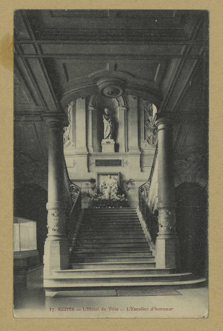 REIMS. 57. L'Hôtel de Ville - L'escalier d'honneur.